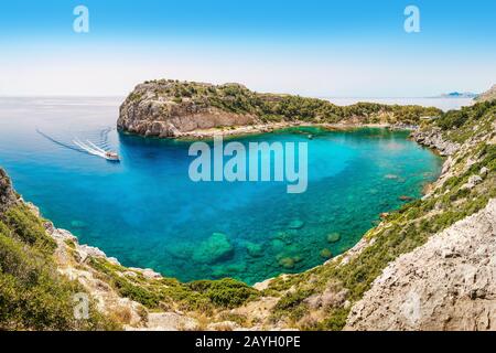 Place nommée Anthony Quinn Bay Lagoon sur l'île de Rhodes, Grèce. Paysage panoramique de paradis de la mer Banque D'Images