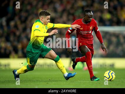 Norwich City's Max Aarons (à gauche) et la bataille de Sadio Mane de Liverpool pour la balle lors du match de la Premier League à Carrow Road, Norwich. Banque D'Images