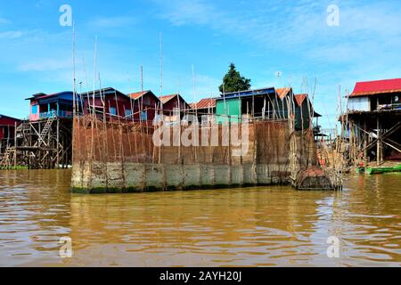 Vue sur le magnifique village flottant de Kampong Khleang sur les rives du lac Tonle Sap Banque D'Images