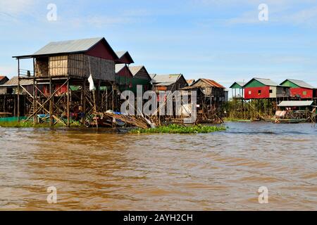 Vue sur le magnifique village flottant de Kampong Khleang sur les rives du lac Tonle Sap Banque D'Images