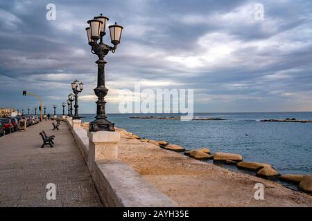 Lumières du front de mer de Bari. Littoral et crépuscule violet et bleu ciel. Banque D'Images