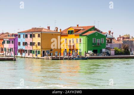 Burano, ITALIE - 2 MAI 2019: Tourisme dans la rue de la vieille ville Colorée de Burano le 2 mai 2019 sur l'île de Burano en Italie. Vue sur les maisons Colorées. Banque D'Images