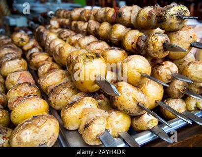 Tubercules de pommes de terre frais grillés sur des brochettes Banque D'Images