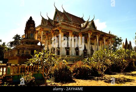 Vue sur le temple moderne d'Ek Phnom, Battambang Banque D'Images