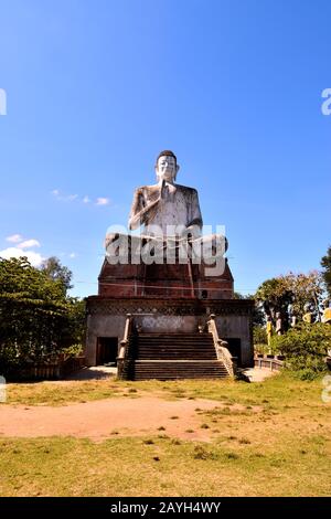 Vue du Bouddha géant dans le complexe Wat Ek Phnom, Battambang Banque D'Images