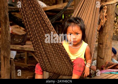 5 janvier 2017, gros plan d'une belle fille cambodgienne dans le village flottant de Kampong Khleang, au Cambodge Banque D'Images