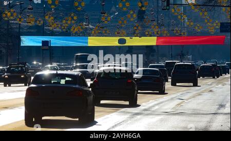 Bucarest, Roumanie - 22 décembre 2019: Un drapeau roumain avec un trou au milieu est affiché près de la place de l'Université à la mémoire des victimes du Banque D'Images
