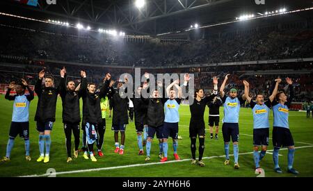 Düsseldorf, Allemagne, Merkur Spielarena, 15 février 2020: Team Gladbach célèbre la victoire 4:1 après le premier match de Bundesliga Fortuna Duesseldorf contre Borussia Mšnchengladbach en 2019/2020. La réglementation DFL interdit l'utilisation de photographies comme séquences d'images et/ou quasi-vidéo. Crédit: Mika Volvmann/Alay Live News Banque D'Images