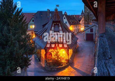 Mur de nuit et Gerlachschmiede, maison Gerlach Blacksmith, belle maison à colombages à Rothenburg ob der Tauber, Bavière, Allemagne du sud Banque D'Images