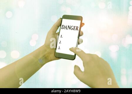 Écriture manuelle conceptuelle montrant un danger. Concept signifiant la possibilité de quelque chose de désagréables ou de se produire Banque D'Images