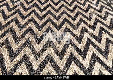 Pavé de mosaïque de pierre de galet avec un motif simple dans la ville de Grèce Banque D'Images