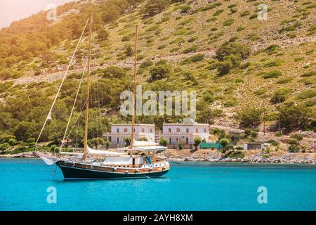 Le yacht moderne stylisé au bateau rétro à deux mâts brig pour le divertissement et le transport des touristes Banque D'Images