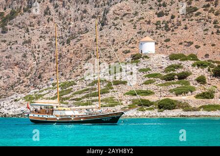 29 mai 2019, Symi Island, Grèce: Le yacht moderne stylisé au navire rétro à deux mâts brig pour le divertissement et le transport des touristes Banque D'Images