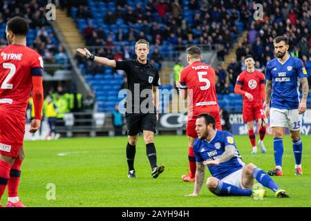 Cardiff City Stadium, Pays De Galles, Royaume-Uni. 15 février 2020. L'arbitre John Brooks attribue un coup de pied gratuit à Cardiff City pour un fouleux contre Sam Morsy de Wigan Athletic sur Lee Tomlin. Match de championnat EFL Skybet, Cardiff City / Wigan Athletic au Cardiff City Stadium le samedi 15 février 2020. Cette image ne peut être utilisée qu'à des fins éditoriales. Utilisation éditoriale uniquement, licence requise pour une utilisation commerciale. Aucune utilisation dans les Paris, les jeux ou une seule édition de club/ligue/joueur. Pic par Lewis Mitchell/Andrew Orchard sports photographie/Alay Live news crédit: Andrew Orchard sports photographie/Alay Live News Banque D'Images