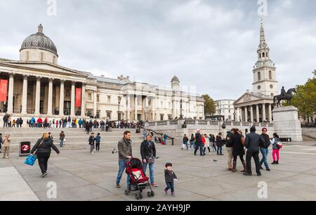 Londres, Royaume-Uni - 29 octobre 2017: Trafalgar Square, les gens marchent près de la National Gallery Banque D'Images