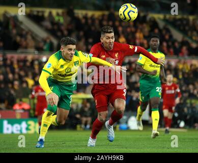 Norwich City's Max Aarons (à gauche) et Roberto Firmino de Liverpool bataille pour le ballon pendant le match de la Premier League à Carrow Road, Norwich. Banque D'Images