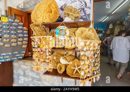 29 mai 2019, Symi Island, Grèce: Un marché vendant des éponges de bain aux touristes Banque D'Images