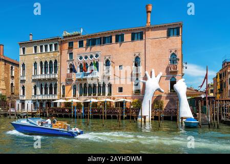 Venise, Italie - 18 mai 2017 : des mains géantes montent de l'eau du Grand Canal pour soutenir le bâtiment. Ce puissant rapport sur le changement climatique de Banque D'Images