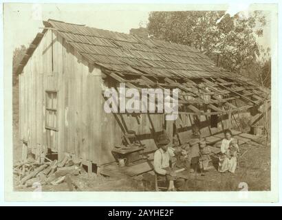 Frank Burditt et sa famille. Ils louent ce shack délabré et essaient de faire une vie au large de la terre maigre près de près. 11 Octobre 1921. Banque D'Images