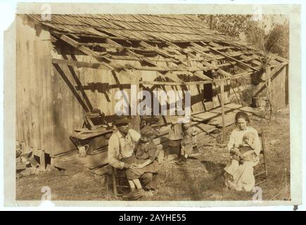 Frank Burditt et sa famille. Ils louent cette dent délabrée (c.-à-d., shack) et essaient de faire une vie au large de la terre maigre près de par. 11 Octobre 1921. Banque D'Images