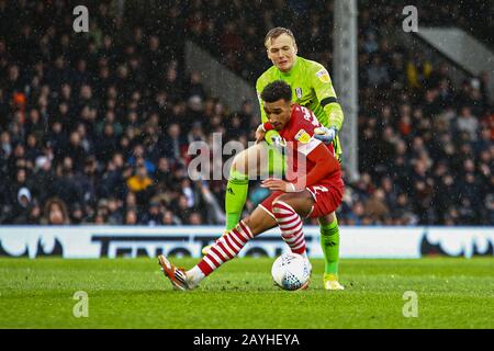 Londres, Royaume-Uni. 15 février 2020. Le gardien de but Marek Rodak de Fulham fouls avance Jacob Brown de Barnsley pour concéder une pénalité lors du match de championnat EFL entre Fulham et Barnsley, au Craven Cottage, Fulham, Londres, 25 février 2020 crédit: Action Foto Sport/Alay Live News Banque D'Images