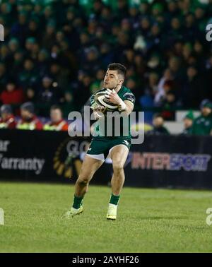 Galway Sportsgrounds, Galway, Connacht, Irlande. 15 février 2020. Guinness Pro 14 Rugby, Connacht contre Cardiff; Tiernan O'Halloran saisit la balle pour Connacht Credit: Action plus Sports/Alay Live News Banque D'Images