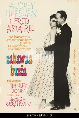 Affiche originale de film polonais Drôle De Visage de 1962, avec Audrey Hepburn et Fred Astaire. Comédie musicale américaine du réalisateur S. Donen, 1957. Banque D'Images