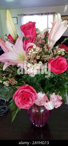 Arrangement De Roses Et De Fleurs De Lys Banque D'Images