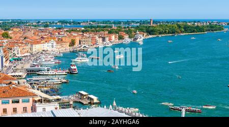 Horizon de Venise, Italie. Vue aérienne sur le principal remblai de Venise. Panorama du port de mer vénitien avec bateaux touristiques. Paysage urbain de Venise pris d'Abov Banque D'Images