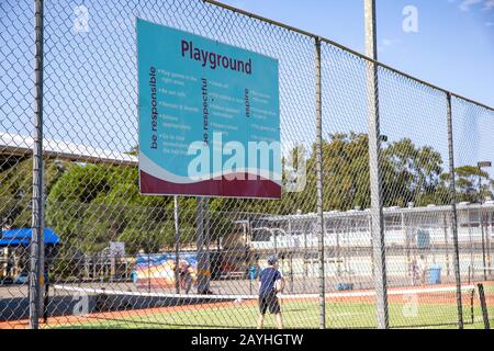 Aire de jeux scolaires australienne avec des personnes jouant au tennis, Sydney, Australie Banque D'Images