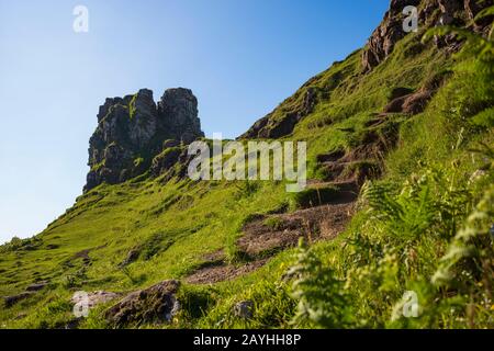 L'ambiance otherworldly du Fairy Glen, situé au bout d'une route venteuse près de la ville d'Uig, sont de petites collines herbeuses rondes avec des luges, pH Banque D'Images