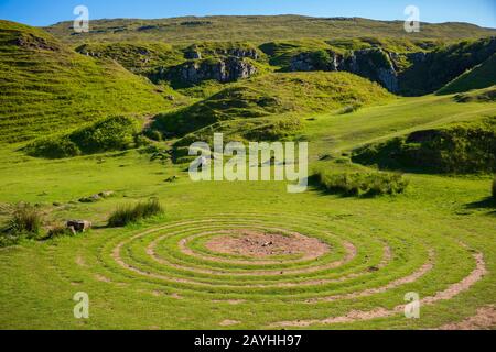 L'ambiance otherworldly du Fairy Glen, situé au bout d'une route venteuse près de la ville d'Uig, sont de petites collines herbeuses rondes avec des luges, pH Banque D'Images