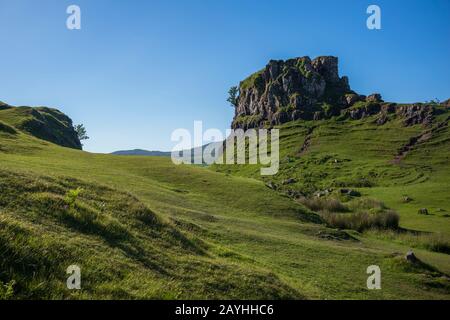 L'ambiance otherworldly du Fairy Glen, situé au bout d'une route venteuse près de la ville d'Uig, sont de petites collines herbeuses rondes avec des luges, pH Banque D'Images