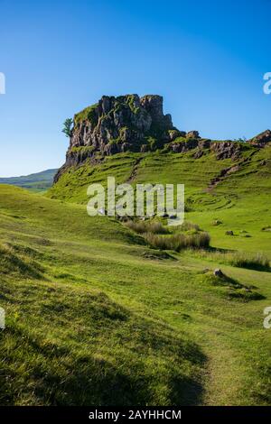 L'ambiance otherworldly du Fairy Glen, situé au bout d'une route venteuse près de la ville d'Uig, sont de petites collines herbeuses rondes avec des luges, pH Banque D'Images