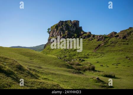 L'ambiance otherworldly du Fairy Glen, situé au bout d'une route venteuse près de la ville d'Uig, sont de petites collines herbeuses rondes avec des luges, pH Banque D'Images