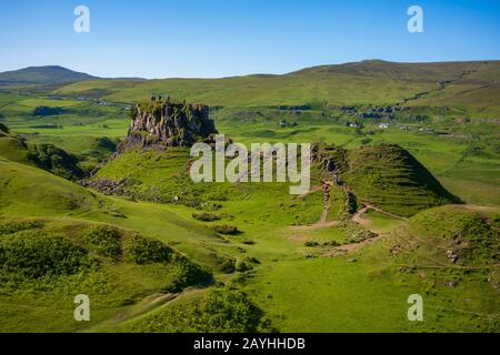 L'ambiance otherworldly du Fairy Glen, situé au bout d'une route venteuse près de la ville d'Uig, sont de petites collines herbeuses rondes avec des luges, pH Banque D'Images