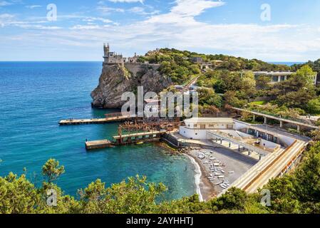 La côte pittoresque de la mer Noire en Crimée : la station et le château de Swallow's Nest sur le rocher au loin. Banque D'Images