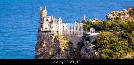 Vue panoramique sur le Nest du château de Swallow sur le rocher au-dessus de la mer Noire en Crimée, en Russie. Ce château est un symbole de la Crimée. Banque D'Images