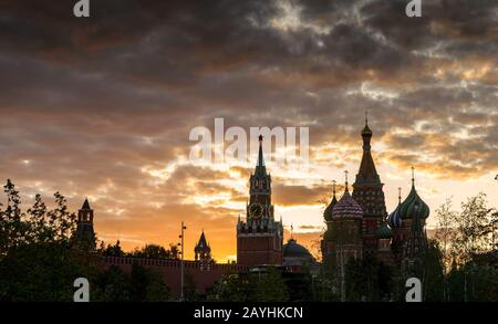 Le Kremlin de Moscou et la cathédrale Saint-Basile au coucher du soleil, Russie. Cet endroit est une attraction touristique de Moscou. Panorama des monuments de Moscou en été ev Banque D'Images