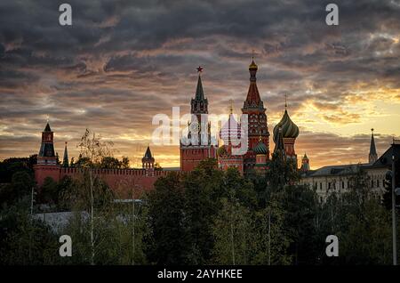 Le Kremlin de Moscou et la cathédrale Saint-Basile au coucher du soleil, Russie. C'est les principales attractions touristiques de Moscou. Beau panorama des monuments de Moscou en somme Banque D'Images