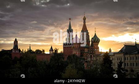 Le Kremlin de Moscou et la cathédrale Saint-Basile au coucher du soleil, Russie. C'est les principales attractions touristiques de Moscou. Vue panoramique sur les monuments de Moscou en été Banque D'Images