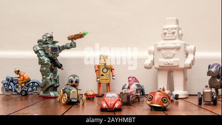 Groupe de jouets de style rétro et vintage pour enfants, y compris voitures et robots sur un parquet Banque D'Images