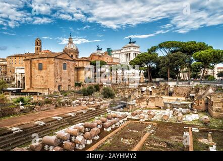 Ruines du Forum romain en été, Rome, Italie. Le Forum romain est un monument important de l'antiquité et est l'une des principales attractions touristiques de R Banque D'Images