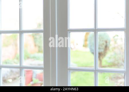 Intérieur élégant avec portes françaises et couleurs neutres claires dans une maison moderne Banque D'Images