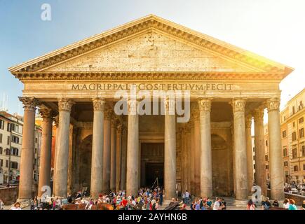 Rome - 2 OCTOBRE 2012: Les touristes visitent le Panthéon. Le Panthéon est un monument célèbre de l'ancienne culture romaine, le temple de tous les dieux, construit dans le Banque D'Images