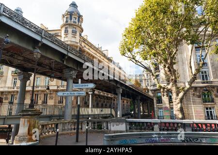 Vieille rue avec ligne de métro sur elle, Paris, France Banque D'Images