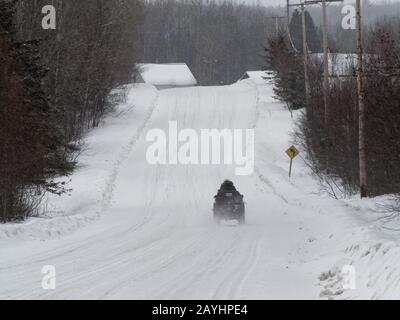 Québec, Canada. Un VTT qui longe une route rurale Banque D'Images