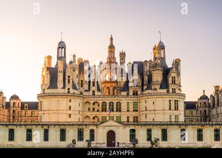 Le Château royal de Chambord, France. Ce château est situé dans la vallée de la Loire, construit au XVIe siècle et est l'un des plus reconnaissables c