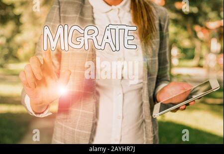 Écriture manuelle conceptuelle montrant Migrate. Concept signifie déplacer ou voyager d'un pays ou d'une localité à une autre Business femme assis avec m Banque D'Images