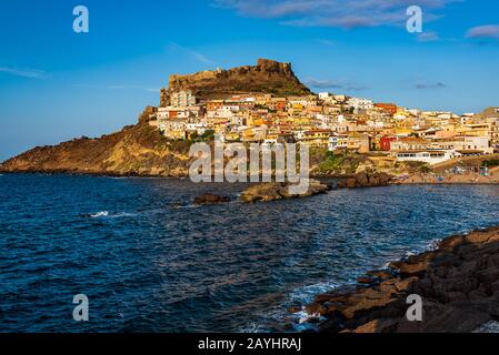 Vue depuis la côte du vieux village de Castelsardo en Sardaigne Banque D'Images